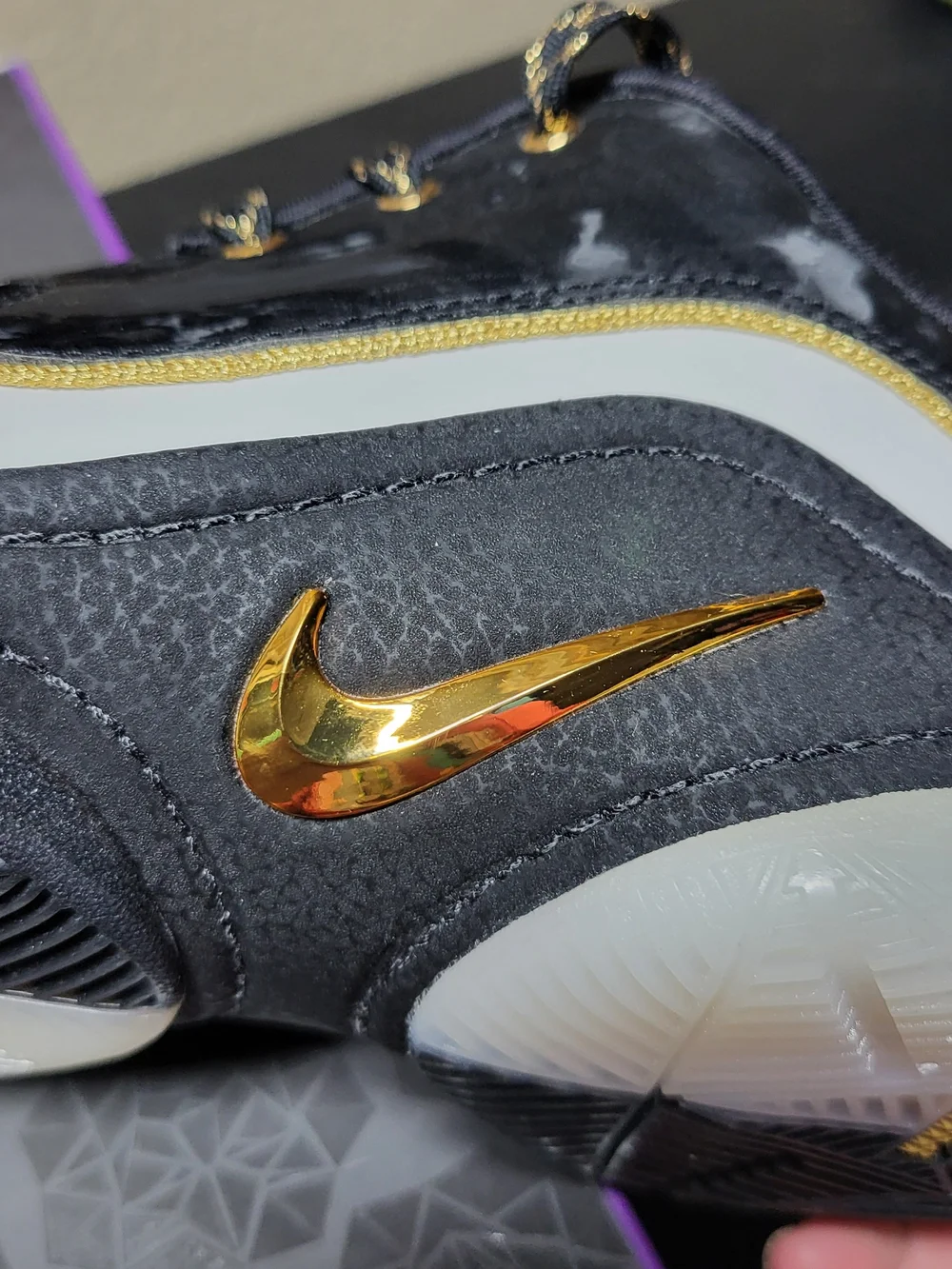 *NEW* Nike LeBron XXII White/Black-Metallic Gold Size Men's 8 Women's 9.5